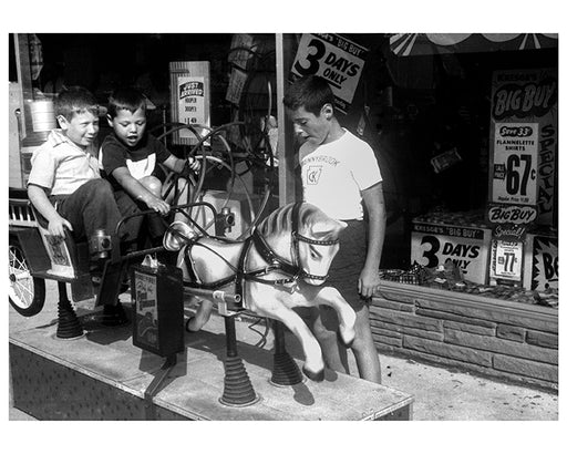 Kids having fun in New York City - 1950s