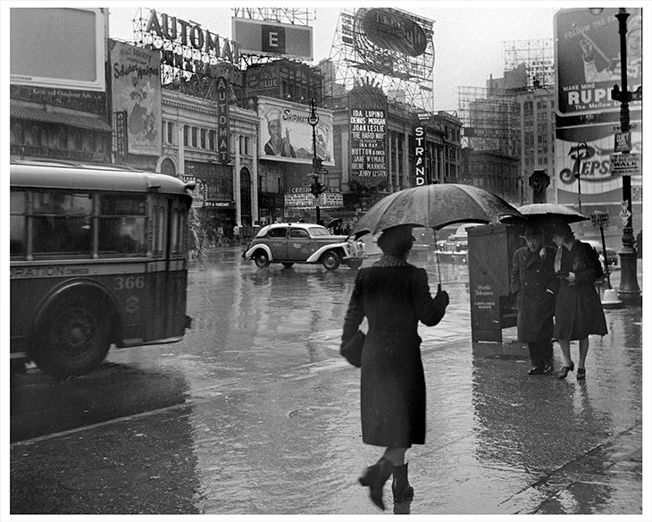 Times Square Rainy Day, New York City - 1943 — Old NYC Photos