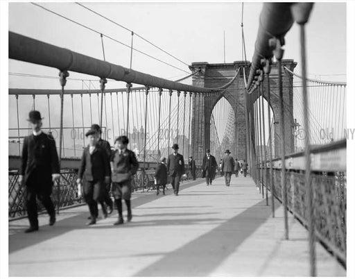 Brooklyn Bridge walkers Old Vintage Photos and Images