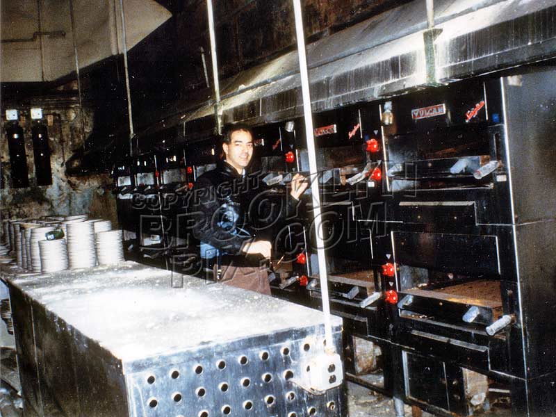 Brooklynpix webmaster Brian Merlis examining Lundy's kitchen, c.1990 ...