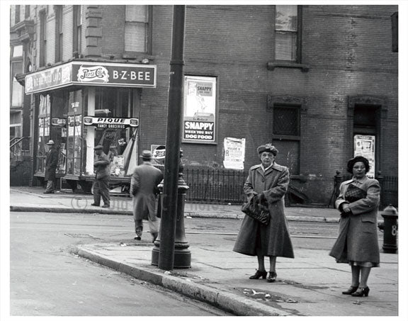 Gates Av Women - waiting for the trolley Old Vintage Photos and Images
