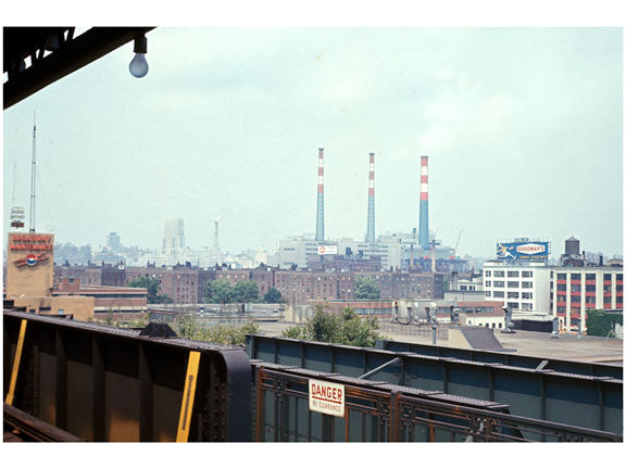 Looking at Manhattan from an elevated train platform in Brooklyn Old Vintage Photos and Images