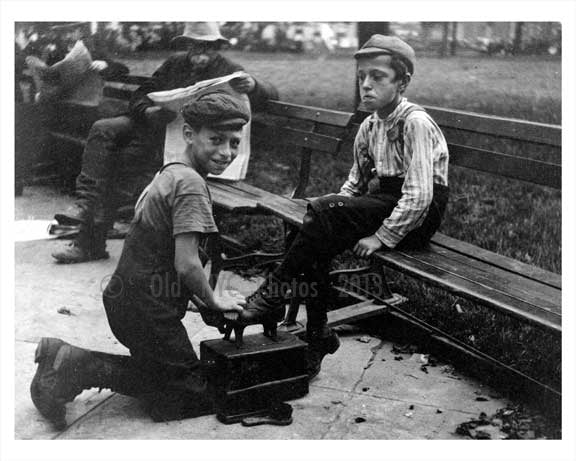 Madison Square Shoe shiner at work with a smile - Murray Hill 1906 NYC Old Vintage Photos and Images