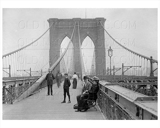 Police officer and citizens at the Brooklyn Bridge 1905