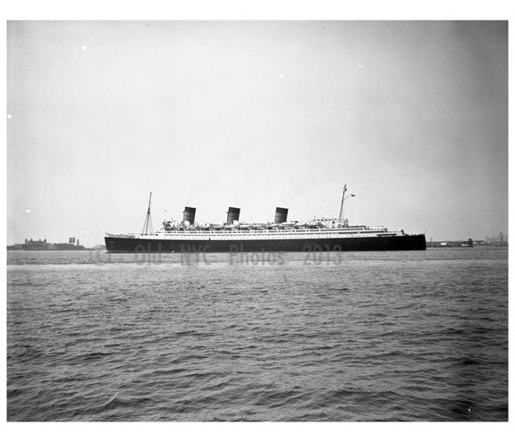 RMS Queen Mary in Hudson River 1967 Old Vintage Photos and Images