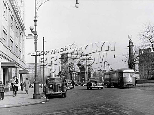 Soldiers' and Sailors' Monument from Prospect Park West (9th Avenue). Vanderbilt Avenue PCC trolley Old Vintage Photos and Images