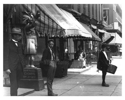 Up close - Street scene in Midtown - 4th Avenue - 1900 New York, NY Old Vintage Photos and Images