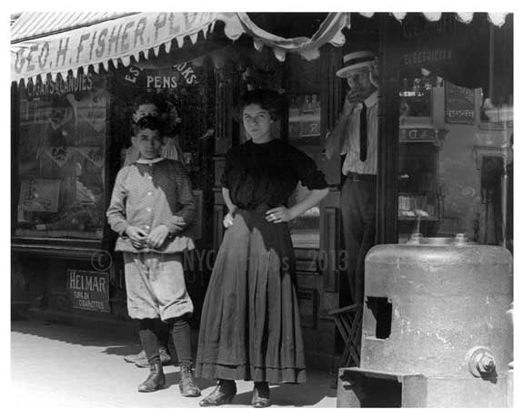 Upclose of Shoppers on Lexington Avenue & 33rd Street 1911 - Upper East Side, Manhattan - NYC Old Vintage Photos and Images