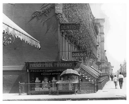 Upclose view of Lexington Avenue & 104th Street 1911 - Upper East Side, Manhattan - NYC II Old Vintage Photos and Images