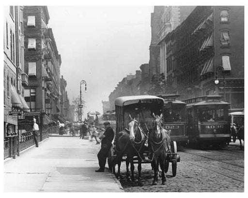 Upclose view of Lexington Avenue & 33rd Street 1911 - Upper East Side, Manhattan - NYC XX Old Vintage Photos and Images