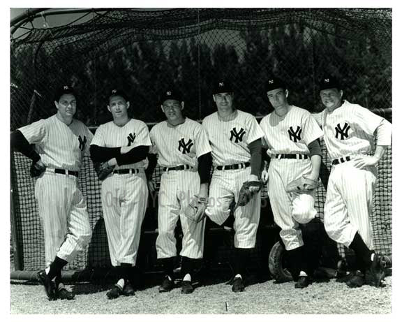 Yankees pose in a row 1940s